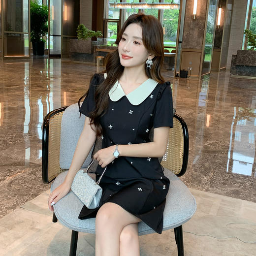 奢姿大码女装2025夏季减龄钉珠木耳边裙子胖妹妹时尚娃娃领连衣裙9952803321B 商品图0