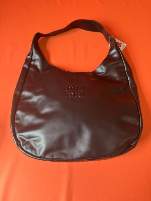 MIU MIU缪缪 压纹刻字徽标磁扣开合 皮革 流浪包手提单肩包 女款 黑色 商品图1