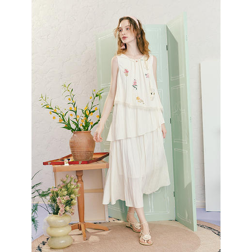 两三事垂云粉町2025夏季新款小清新串珠圆领绣花无袖背心裙连衣裙 商品图2