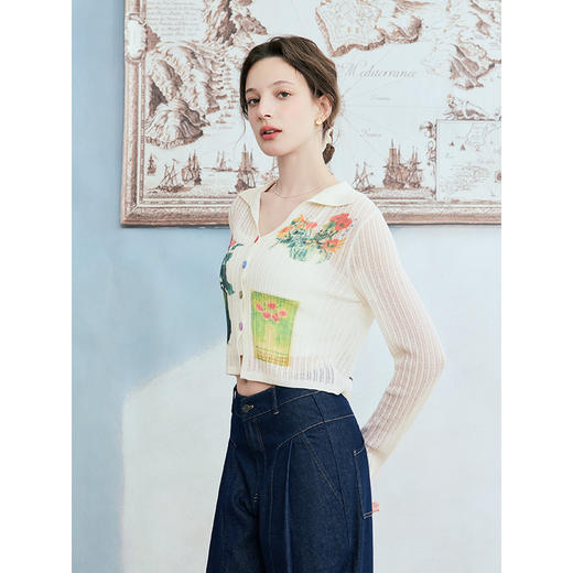 两三事月胧汀彩2025夏季新款休闲画作印花撞色纽扣针织开衫女短款 商品图3