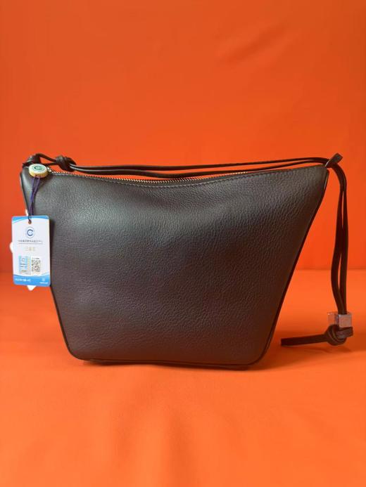 LOEWE罗意威 Hammock Hobo 浮雕字谜拉链开合 牛皮革 Hobo包手提单肩包 迷你 女款 黑色 商品图2