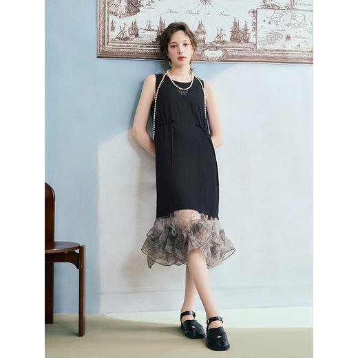 两三事黑珍珠号2025夏季新款欧根纱缩褶印花裙摆绑带背心裙连衣裙 商品图3