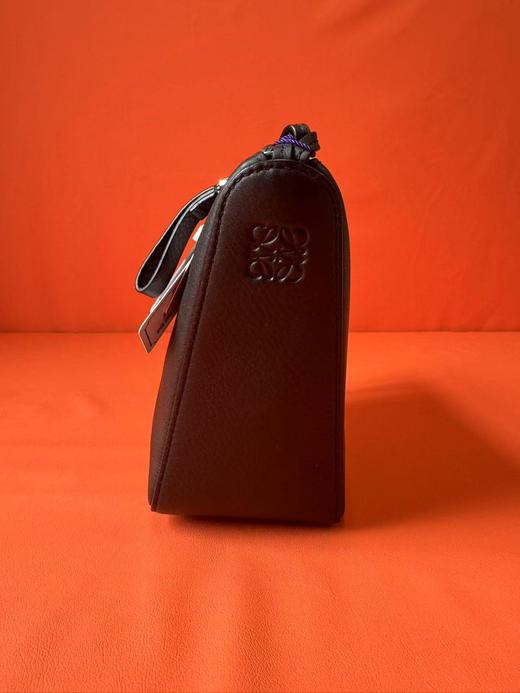 LOEWE罗意威 Hammock Hobo 浮雕字谜拉链开合 牛皮革 Hobo包手提单肩包 迷你 女款 黑色 商品图4