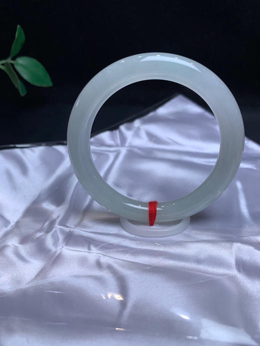 620407，55.8圆条手镯，接近白月光的感觉，干净清新。 商品图1