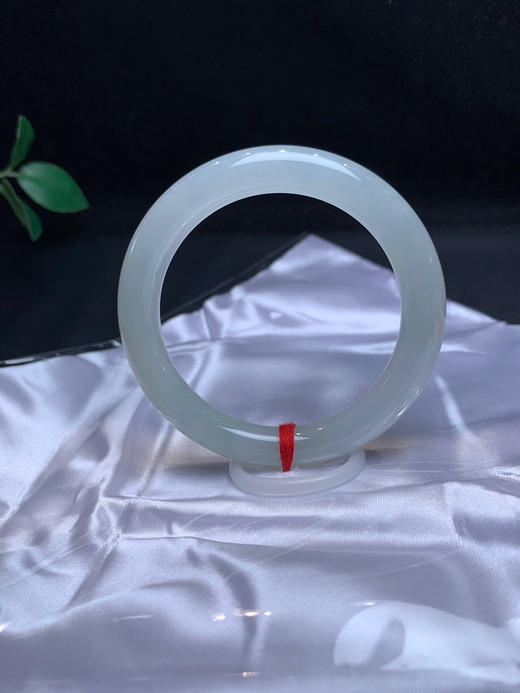 620407，55.8圆条手镯，接近白月光的感觉，干净清新。 商品图3