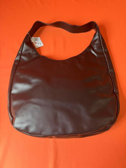 MIU MIU缪缪 压纹刻字徽标磁扣开合 皮革 流浪包手提单肩包 女款 黑色 商品图2