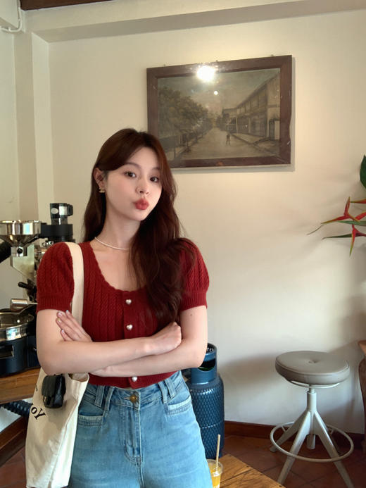 XS码 金蘑菇菇 雀跃 爱心小针织 /轻甜法式方领微宽松小短款针织上衣 商品图3