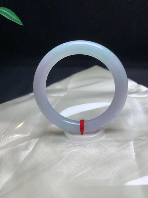 620408，53.2带绿底圆条，底妆细腻干净，局部有绿底色 商品图3