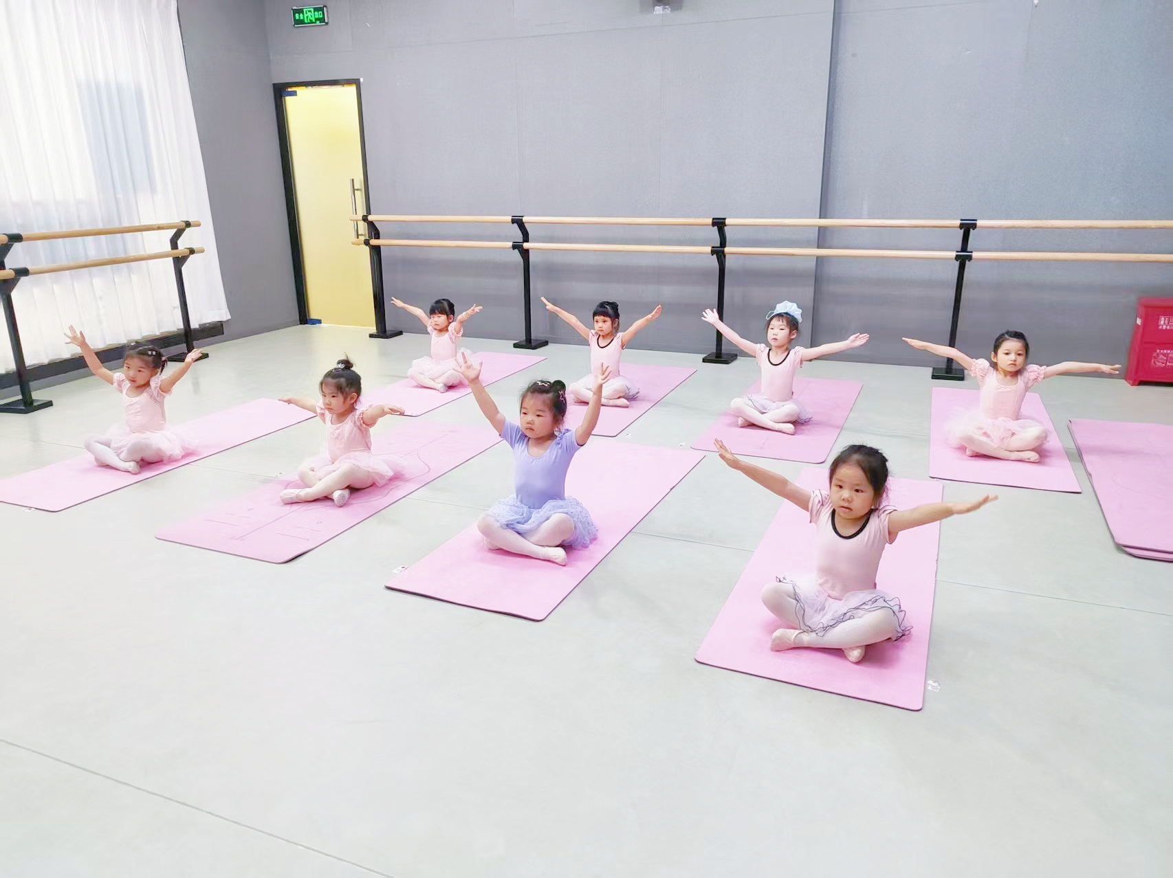 【限时体验】3-8岁宝贝变身小天鹅！莳茪芭蕾2节少儿体验课程+成长测评！到店即赠萌趣公仔/水杯/奶油胶提包任选！