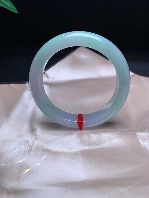 620411，55带绿手镯。底妆干净 大半圈带清新绿 商品图0