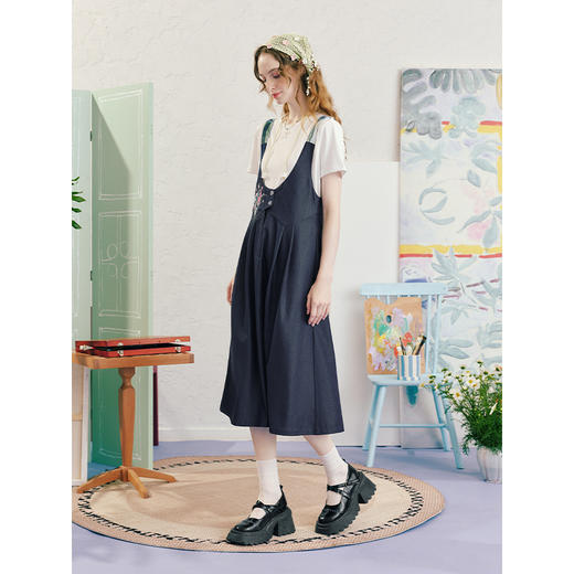 两三事 牧云摇苏 2025夏季新款复古贴布绣印花背带牛仔连衣裙 商品图2