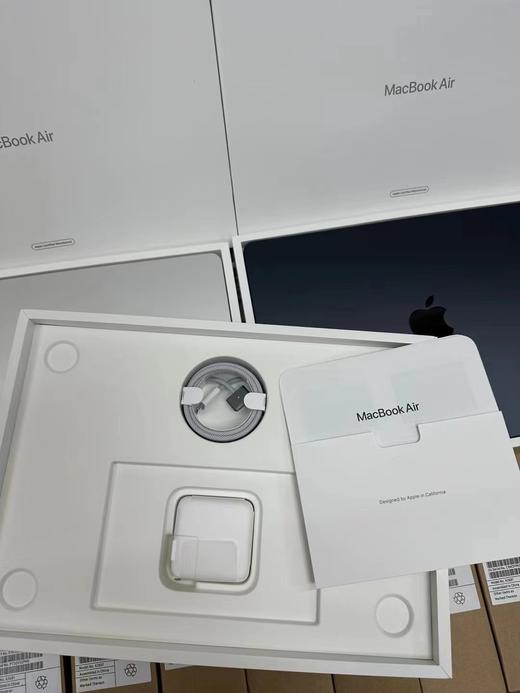 编号GFZ136-全新国行官翻原封MacBook Air 13.6，全新未激活牛皮盒包装，现特价： 配置❶：M2(8核中央+8核图形)/8G内存/256G固盘，灰、银、星光、午夜色，4699元 配置❷ 商品图5