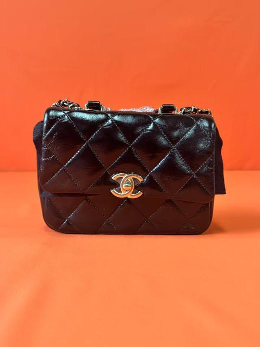 CHANEL香奈儿 24C 早春度假系列 经典菱格纹链条与金色金属 抛光小羊皮 口盖包单肩斜挎包 女款 黑色 商品图1