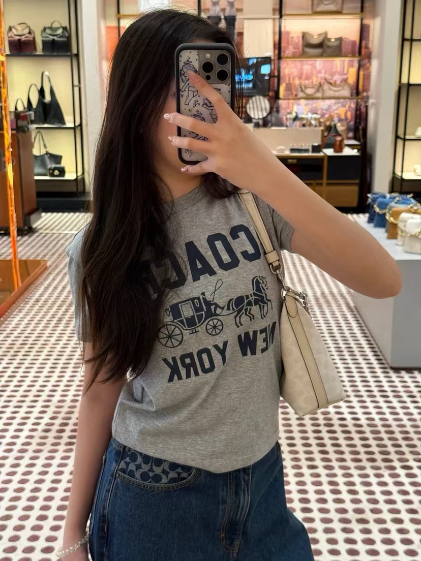 原单正品 Coach 2025新品女款体恤
马车系列真的太经典了！
尺码 S M L