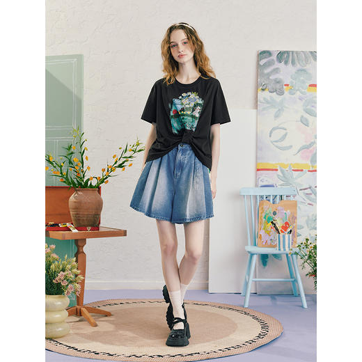 两三事 蔓雾垂瓣 2025夏季新款小清新印花刺绣扭结下摆短袖t恤女 商品图3