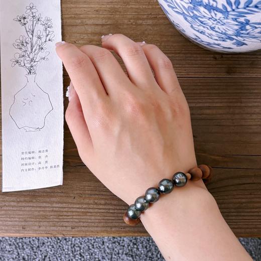 【甄珠贝】爱不腻的檀香手串 沉稳深邃的大溪地巴洛克黑珍珠 孔雀绿光手串 10-11mm，微瑕，10mm老山檀 925纯银配件，男女都可戴 商品图2