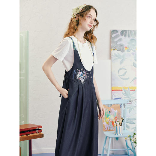 两三事 牧云摇苏 2025夏季新款复古贴布绣印花背带牛仔连衣裙 商品图3