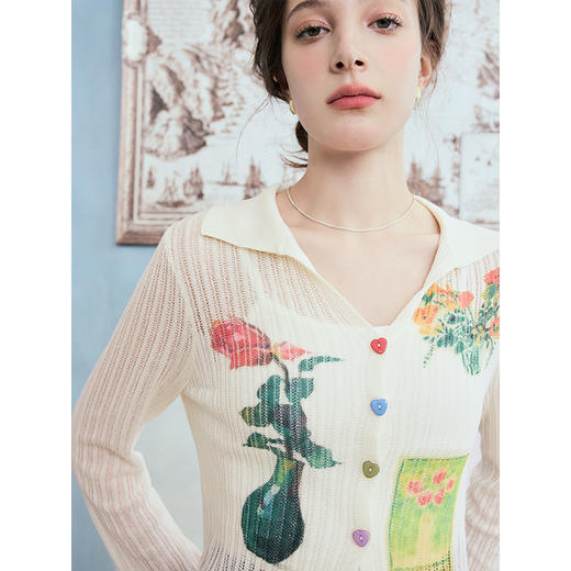 两三事月胧汀彩2025夏季新款休闲画作印花撞色纽扣针织开衫女短款 商品图2