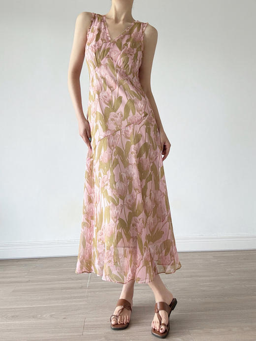 【董洁同款】「并蒂莲」茱萸粉连衣裙 郁金香印花连衣裙 印花顺纡雪纺 自然垂坠轻盈流动 花边 V 字领 点缀薄纱花边 高位胸腰剪裁 贴合身形曲线 商品图0