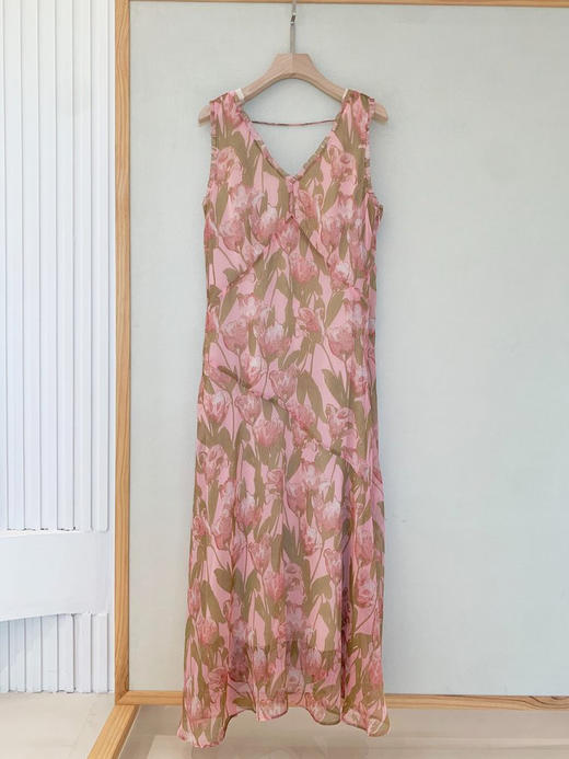 【董洁同款】「并蒂莲」茱萸粉连衣裙 郁金香印花连衣裙 印花顺纡雪纺 自然垂坠轻盈流动 花边 V 字领 点缀薄纱花边 高位胸腰剪裁 贴合身形曲线 商品图11