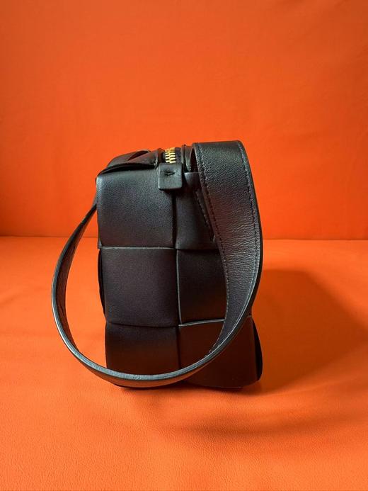 Bottega Veneta葆蝶家 Brick Cassette 18格金色饰面Intreccio编织拉链 皮革 华夫包 腋下包手提单肩包 中号 女款 黑色 商品图3
