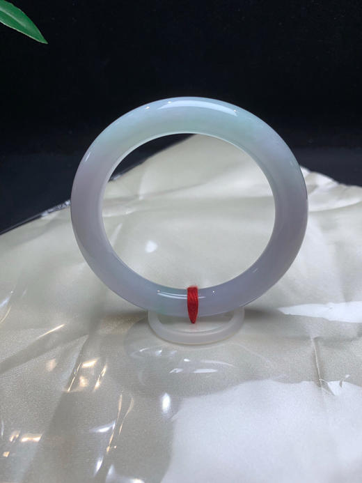 620408，53.2带绿底圆条，底妆细腻干净，局部有绿底色 商品图1