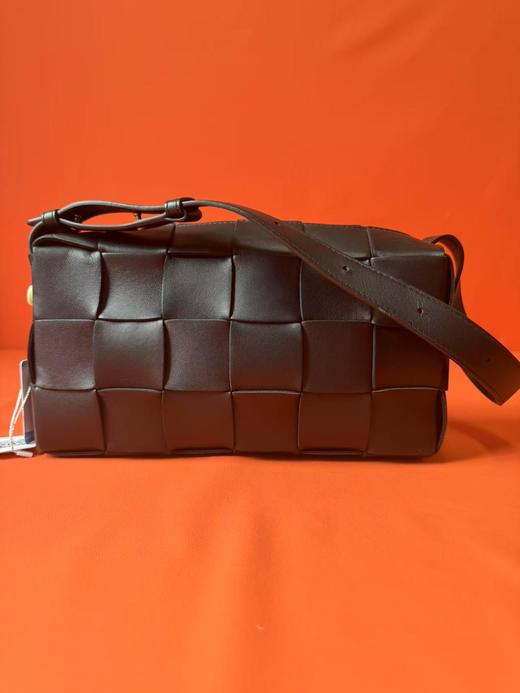 Bottega Veneta葆蝶家 Brick Cassette 18格金色饰面Intreccio编织拉链 皮革 华夫包 腋下包手提单肩包 中号 女款 黑色 商品图2