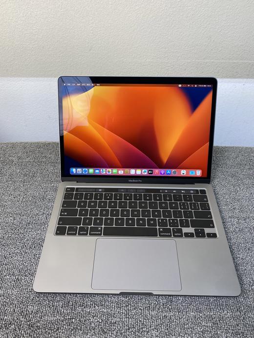 编号VDML7H-2020款MacBook Pro 13寸，9.5新，底壳有贴纸印，可送好看的贴纸或保护壳，配置：十代-i5-四核-2.0GHz/16G内存/512G固盘/2.5K超高清视网膜显示屏/ 商品图0