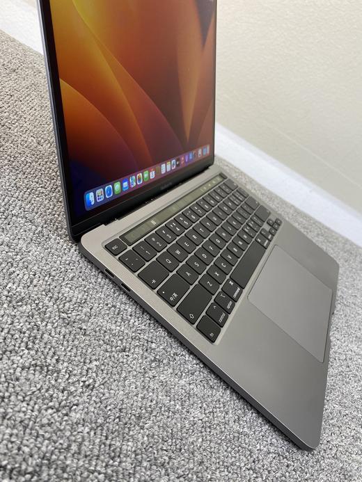 编号VDML7H-2020款MacBook Pro 13寸，9.5新，底壳有贴纸印，可送好看的贴纸或保护壳，配置：十代-i5-四核-2.0GHz/16G内存/512G固盘/2.5K超高清视网膜显示屏/ 商品图1