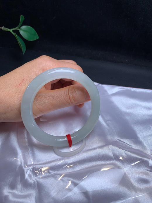 620407，55.8圆条手镯，接近白月光的感觉，干净清新。 商品图5