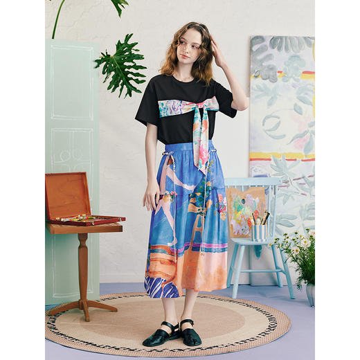 两三事 浓彩炽舞 2025夏季新款法式画作印花系带A字半身裙 商品图1