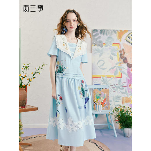 两三事 沫屿芳华 2025夏季新款森系花边绣花娃娃领印花a字连衣裙 商品图0