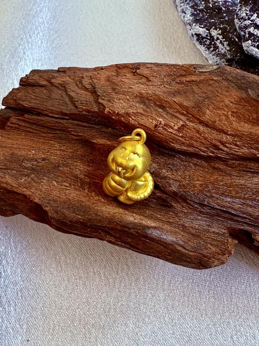 【灵蛇献瑞】秒杀链接：本命年生肖，巳巳如意蛇生肖 足金999生肖吊坠，3D硬金工艺，周五会员六折秒杀。支持门店自取/包邮到家。图为展示，编绳随机发货/支持到店编绳 商品图3