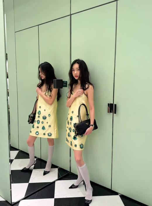 普拉达 25春季款 尼龙枕头腋下包  侧面带挂锁的，可以锁住拉牌 用钥匙才能打开(MM) 商品图10