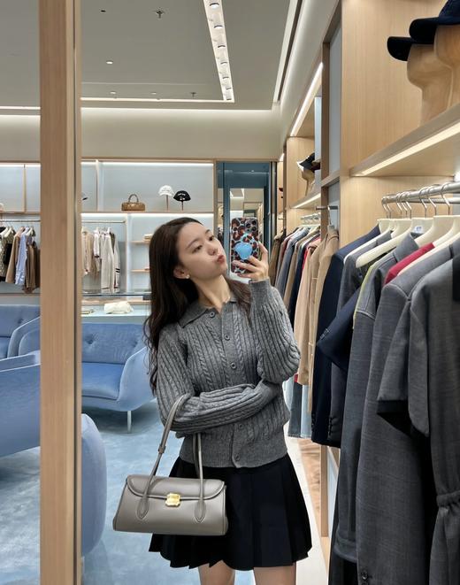 缪缪 2024 秋冬系列全新登场！新款方形锁扣翻盖包（LZ) 商品图12