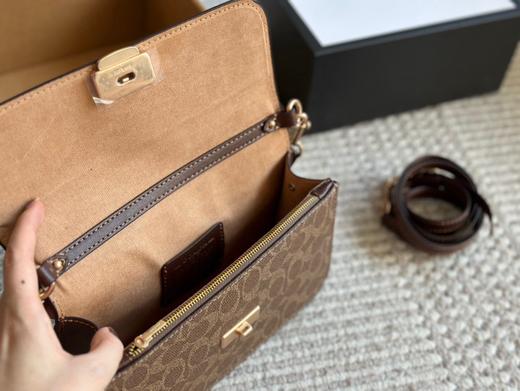 COACH蔻驰 Brynn 23 品牌徽标推锁开合 人造革拼牛剖层革 斜挎单肩包 中号 女款 棕黄色拼棕色（CB） 商品图8