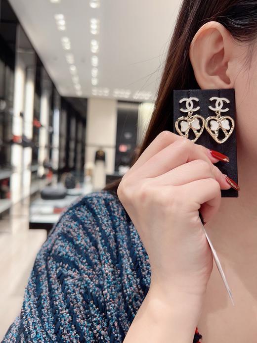 香奈儿双c吊白结爱心耳钉（XTY） 商品图9