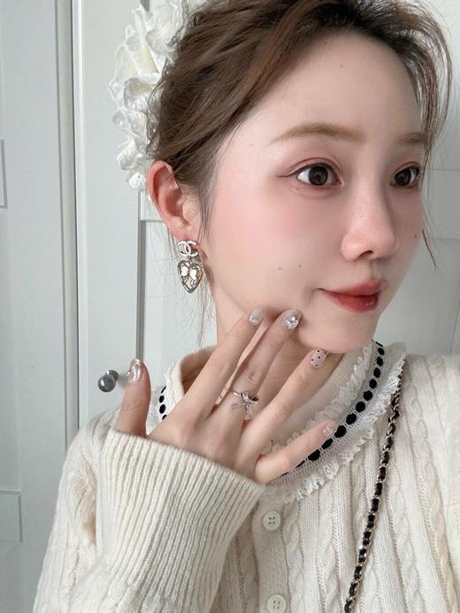 香奈儿双c吊白结爱心耳钉（XTY） 商品图5