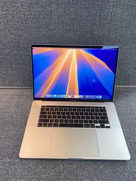 编号U7MD6Q-2019款MacBook Pro 16寸高配，9.9新完美成色，配置：i9-八核-2.3GHz/16G内存/1T固盘/4G独显/3K超高清显示屏/亮银色合金机身，官网原价22999元 商品图0