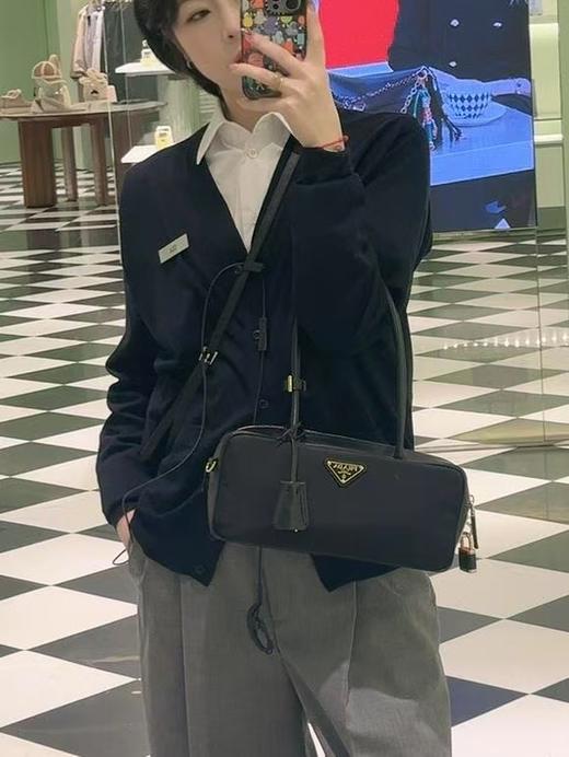 普拉达 25春季款 尼龙枕头腋下包  侧面带挂锁的，可以锁住拉牌 用钥匙才能打开(MM) 商品图12