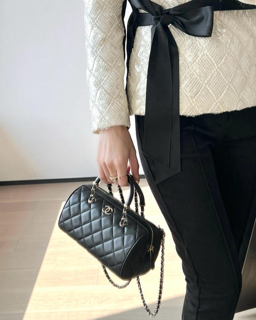 香奈儿 25p春夏 珐琅彩手柄保龄球手拿包（LZ) 商品图4