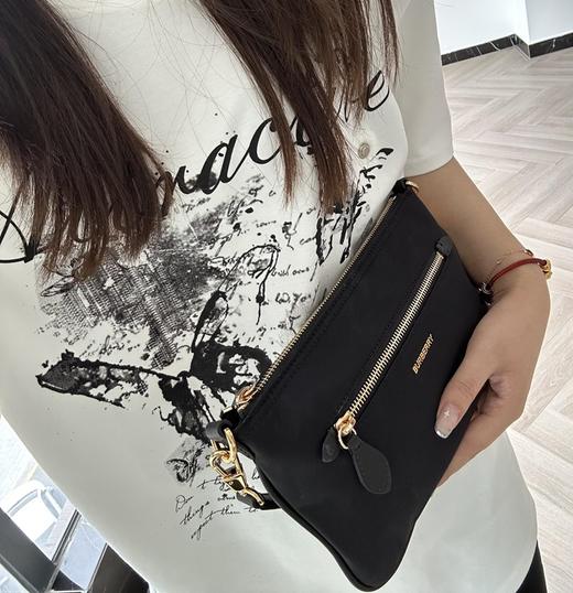 巴宝莉 最新款尼龙腋下包 (MM) 商品图3