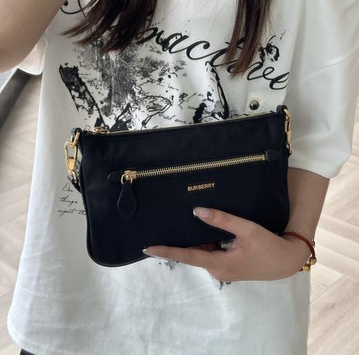 巴宝莉 最新款尼龙腋下包 (MM) 商品图1