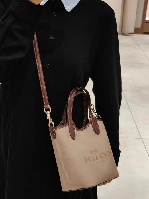 蔻驰   四月新品系列小水桶 手提包 腋下包 单肩包 （SS） 商品图3