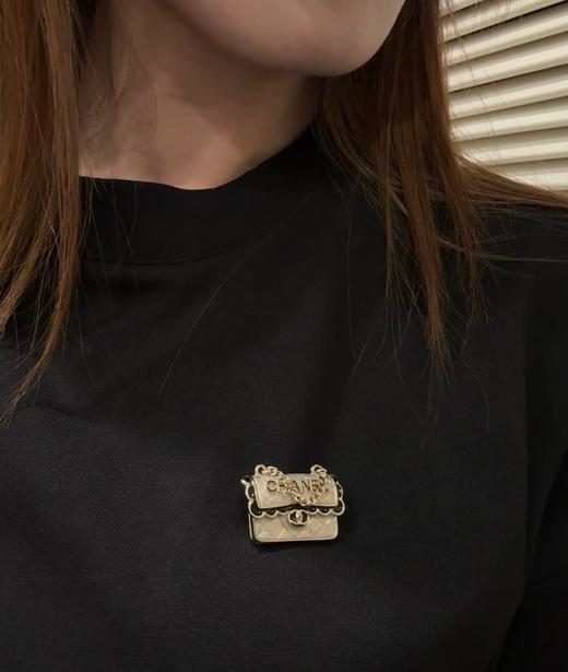 香奈儿 24早秋最新款绝美系列 黑花边包包胸针 (XTY) 商品图6