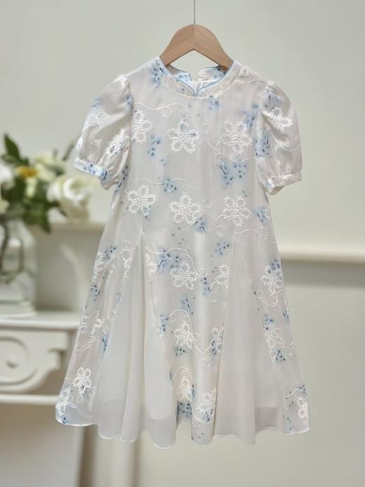 【孩提精灵】蓝色旗袍风刺绣花朵童连衣裙-喜出 商品图2