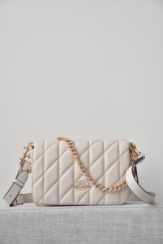 蔻驰的包包设计越发有自己的风格。尤其是今天这款Quinn Bag 链条包（SS) 商品图1