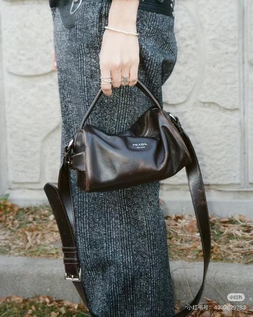 普拉达 25秀款旧油蜡皮饭盒包(MM) 商品图5