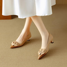 【预售5天】优雅山茶花小香风猫跟鞋女秋季新款尖头浅口气质中跟羊皮单鞋DB&M6393