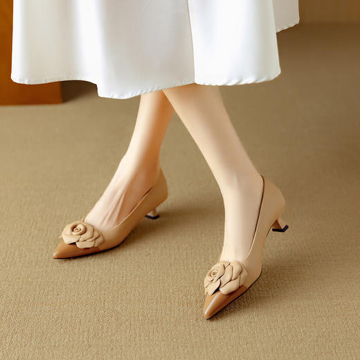 【预售5天】优雅山茶花小香风猫跟鞋女秋季新款尖头浅口气质中跟羊皮单鞋DB&M6393 商品图0